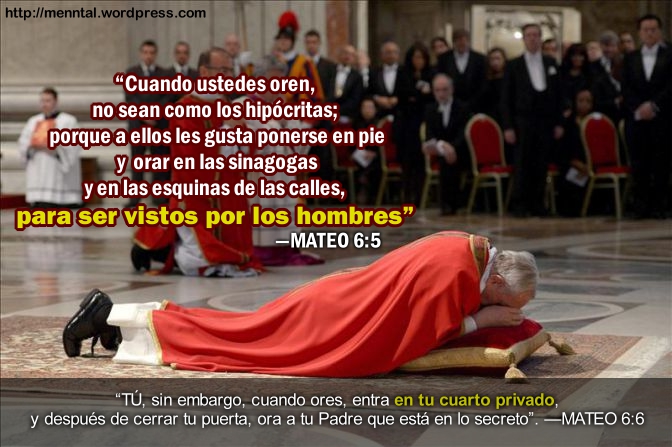 Papa francisco orando rezando en el suelo